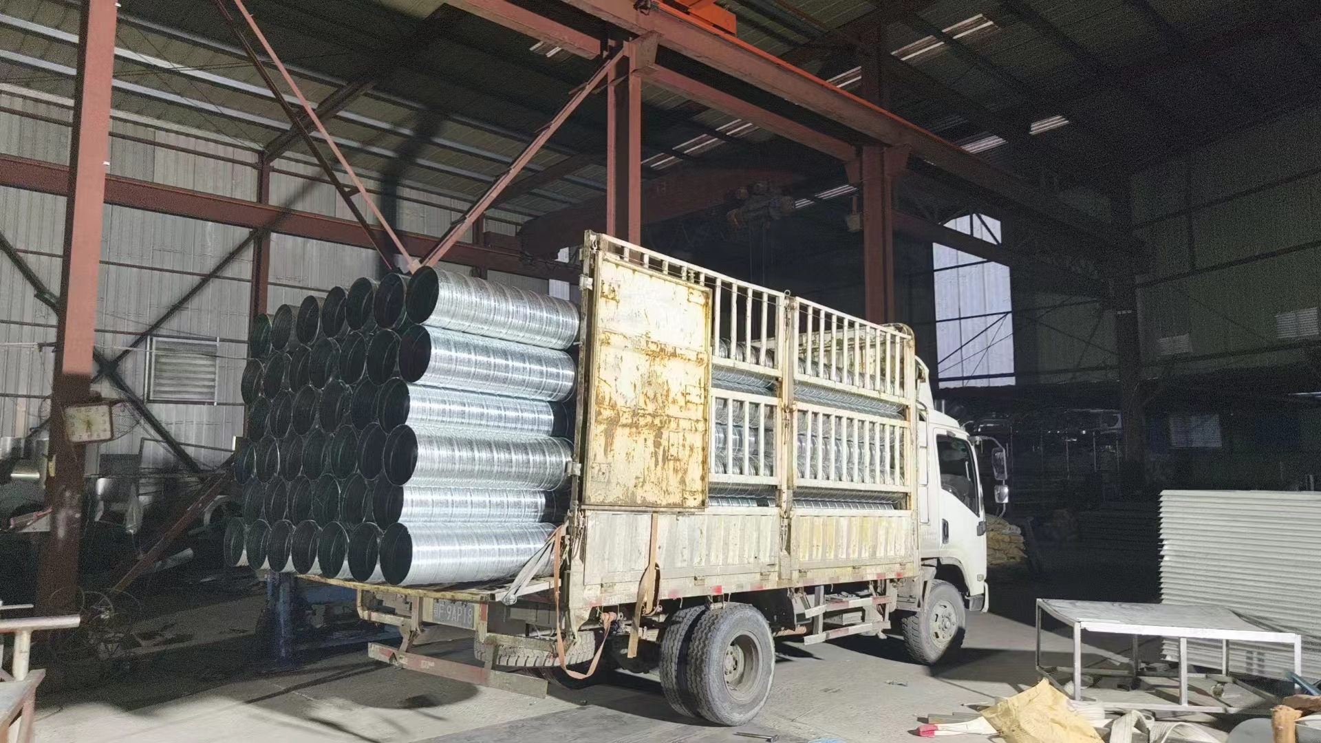 湖北馳亮機電感謝客戶信任，加班送貨中